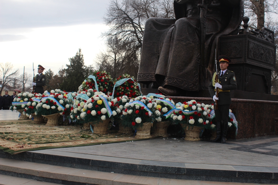В честь Дня защитника Отечества возложены венки к памятнику Амира Темура