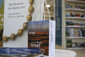 Посольство Израиля в Узбекистане подарило библиотеке университета «Шелковый путь» новую коллекцию уникальных книг