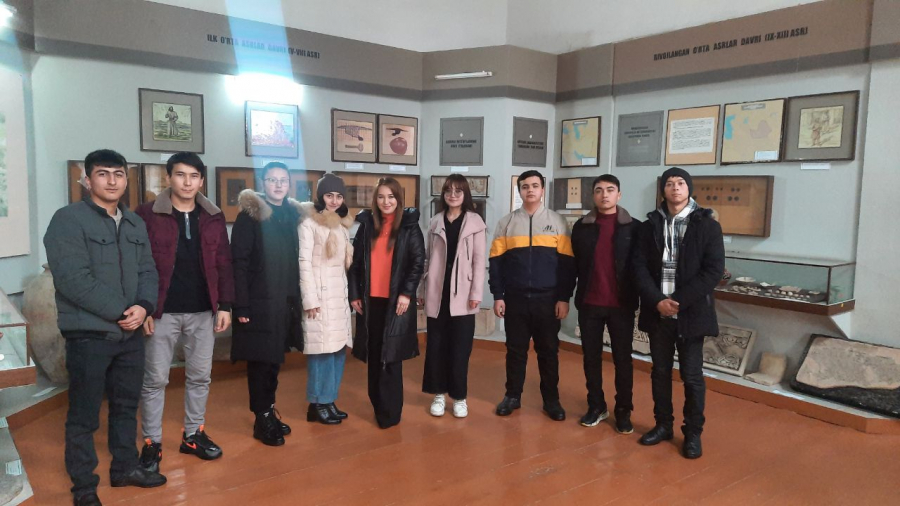 “Ipak yo‘li” turizm va madaniy meros xalqaro universiteti 1-kurs talabalari Samarqand viloyat oʻlkashunoslik muzeyiga tashrif buyurdilar