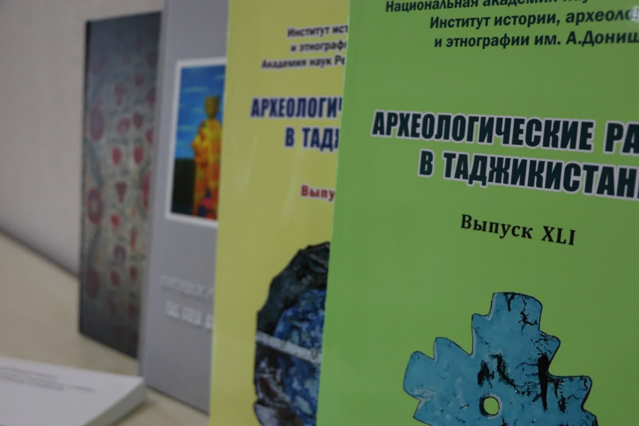 Посольство Таджикистана в Узбекистане пополнило Библиотеку Международного университета туризма «Шелковый путь»
