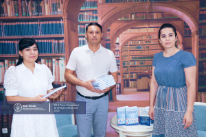 Сотрудники научно-исследовательского отдела подарили книги в библиотеку