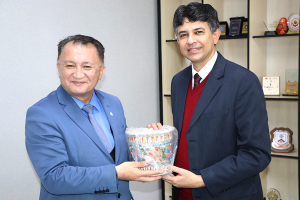 Посол Республики Индии в Узбекистане Маниш Прабхат посетил университет «Шелковый путь»