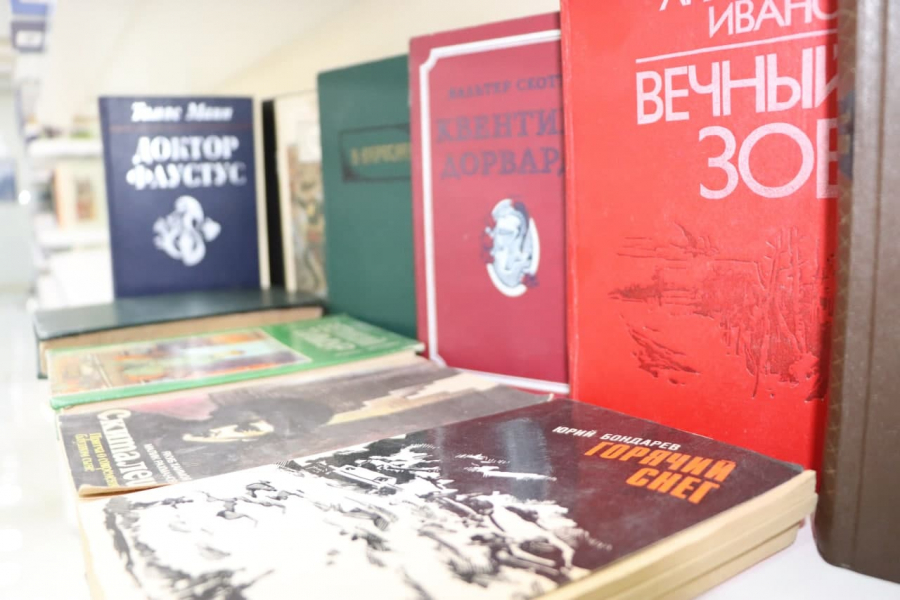 The head of the transport service of the &quot;Silk Road&quot; International University of Tourism Shukhrat Mukharramov replenished the collection of rare books of the University Library