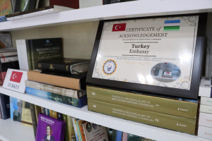 Turkiya elchixonasi universitet kutubxonasini yangi kitoblar bilan to&#039;ldirdi