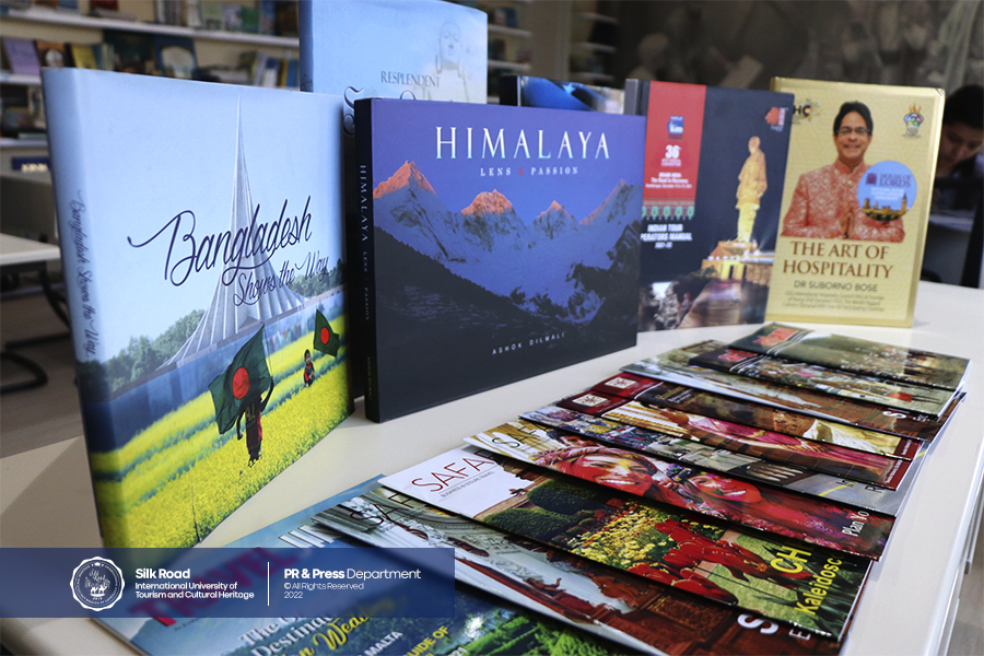 Посольство Узбекистана в Индии подарило библиотеке университета «Шелковый путь» новую коллекцию уникальных книг и журналов