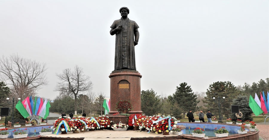 A ceremony of putting flowers at the foot of the statue of Hazrat Mir Alisher Navai, the sultan of ghazal, was held in Samarkand on the occasion of the 582nd anniversary of the birth of the poet.